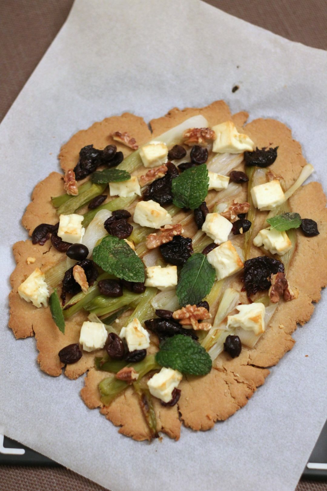 schiacciata-quinoa-cipollotti-caramellati-feta-e-prugne-secche