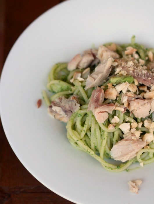 linguine-avocado-e-basilico-con-salmone-e-pistacchi