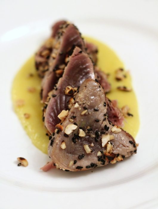 tonno-marinato-alla-birra-con-salsa-al-mango