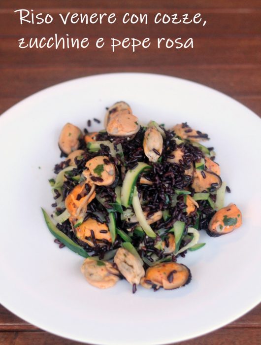 riso-venere-con-cozze-zucchine-e-pepe-rosa
