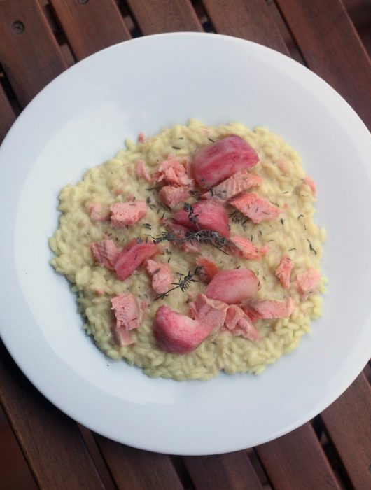 risotto-con-robiola-trota-affumicata-pesche-tabacchiere-e-timo