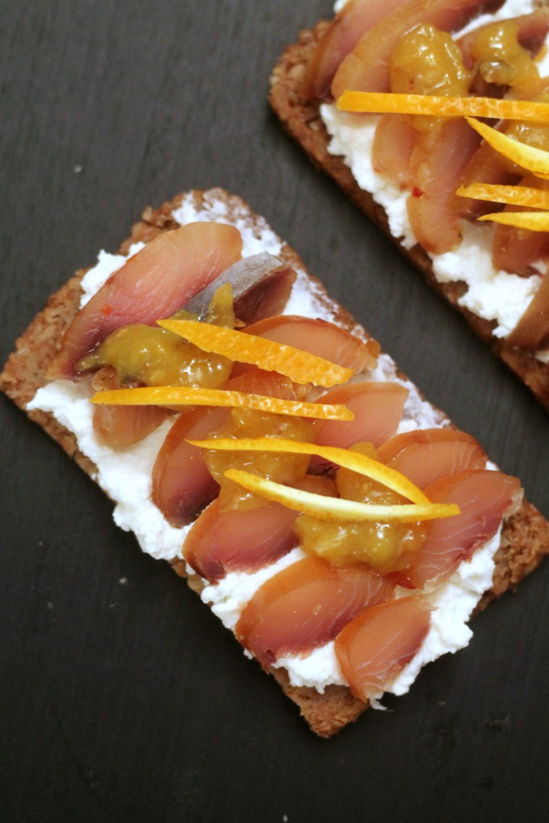 canapé-con-ricotta-cefalo-affumicato-e-marmellata-di-arance