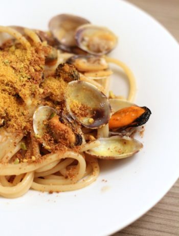 spaghettoni-cozze-e-vongole-con-pangrattato-profumato-al-pistacchio-e-bottarga